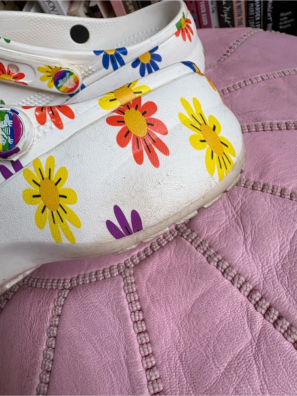 W8 Crocs Classic Clog - White with Multicolor Floral Print - Picture 8 of 8